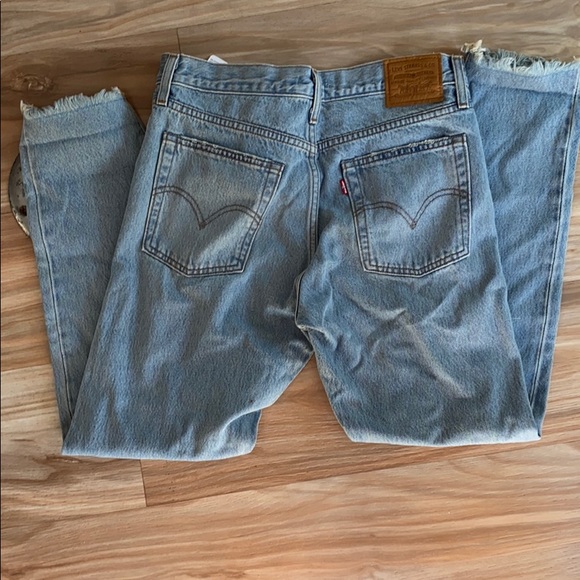 Levi’s Wedgie Light Wash Jeans - Picture 8 of 8
